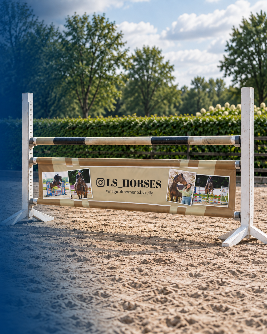 Persoonlijke JumpBanner met LS_HORSES-fotocollage in een buitenrijbaan
