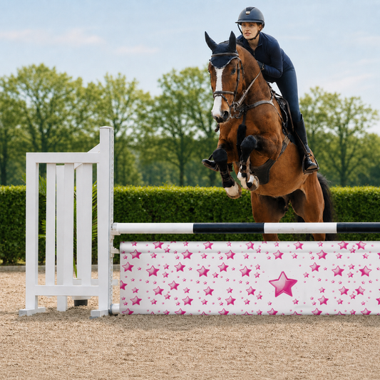 Paard en ruiter springen over Djumpz hindernisdoek Pink Stars met roze sterren