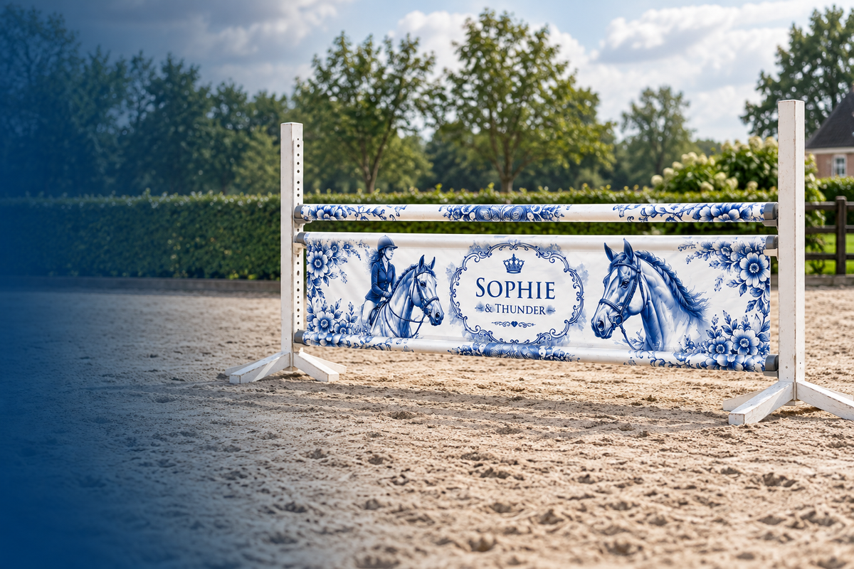 Delfts Blauwe JumpBanner met persoonlijk ontwerp in een buitenrijbaan