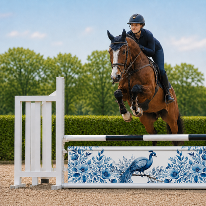 Paard en ruiter springen over Djumpz hindernisdoek Delfts Blauw met pauw en bloemenprint